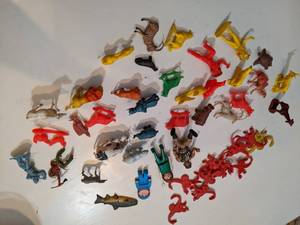 lot 72 image: Vintage Plastic Farm Animals, Cowboys and Indians with a Barrel of Monkeys