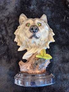 lot 309 image: Porcelain Wolf Head