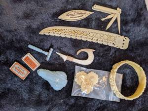 lot 175 image: Vintage Bakelite Products and Kewtie Razor.