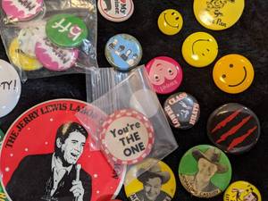 lot 186 image: Lot of Vintage and Newer ButtonsPins