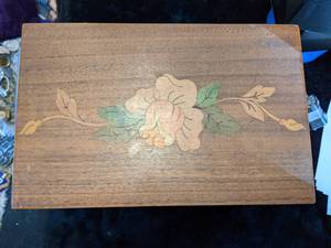 lot 187 image: Beautiful Handcrafted Wood Jewelry Box with Inlaid Flower