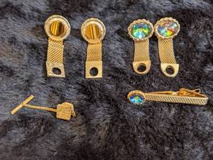 lot 190 image: Mens Cuff Links and Tie Clips
