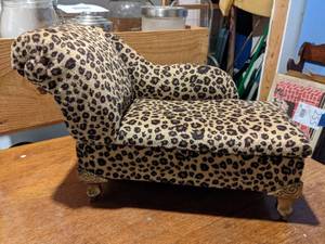 lot 261 image: Vintage Leopard Jewelry Box Chaise Lounge