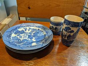 lot 263 image: Vintage Antique Blue and White Dishes Japan