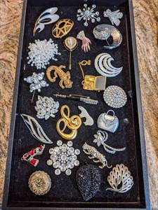 lot 135 image: Lot of Brooches some Signed