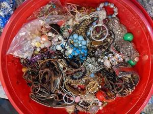 lot 124 image: Broken and Tangled Jewelry - Repair and or Crafting