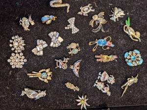 lot 126 image: Miniature Brooches - Some Signed - Rare