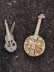 lot 128 image: Sterling Silver Musical Instrument Brooches - Banjo and Violin