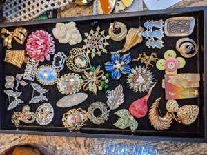 lot 114 image: Mixture of Vintage and Newer Brooches many Signed
