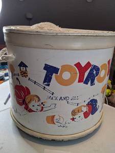 lot 41 image: Vintage Antique Round Toy Box with Lid on Wheels.