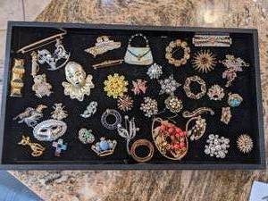 lot 100 image: Vintage and Newer Brooches - Many Signed