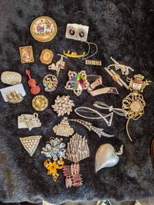lot 199 image: Vintage and Newer Brooches - Many Signed