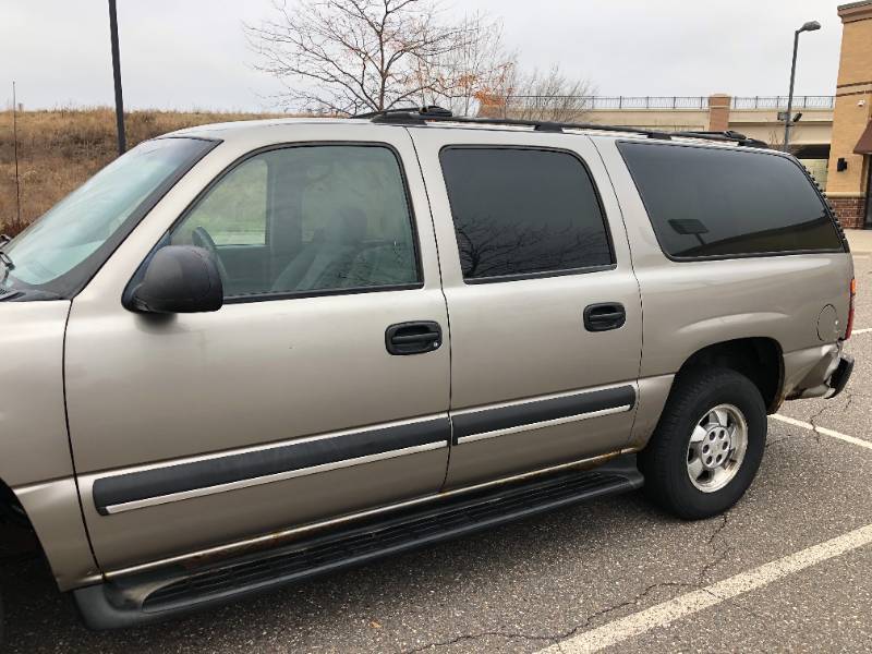 2003 Chevy Suburban  1 OWNER  4X4 V8  3RD ROW LOW RESERVE