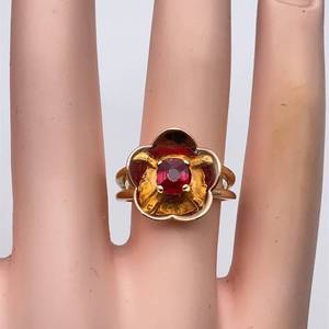 lot 39 image: Ladies Vintage Ruby Solitaire Flower Estate Ring in 14k Yellow Gold $1999 Retail
