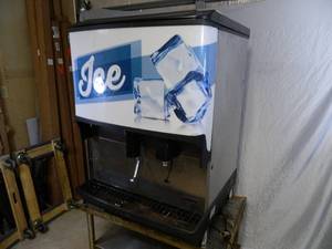 lot 13 image: Manitowoc Servend Ice and Water Dispenser