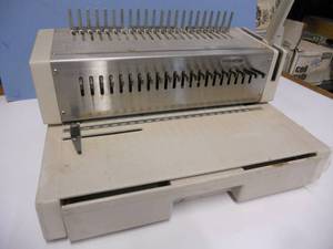 lot 82 image: GBC Tahsin Hic Hop Binding Punch 210PB for book binding - Works Great