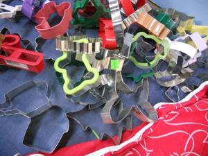 lot 102 image: Hearts Apron and Lots of Cookie Cutters