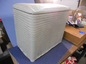 lot 85 image: Vintage Minty Green Hamper, some damage-see pics