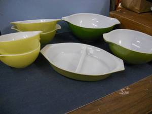 lot 21 image: Pyrex - Green-Yellow Verde - Divided Dish, 6 Bowls