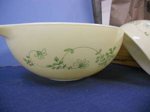 lot 24 image: Pyrex - Shenandoah 2 Cinderella Bowls
