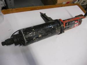 lot 34 image: Pneaumatic Epoxy Gun
