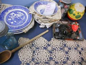 lot 93 image: Homer Laughlin Blue Willow Dishes and other Antiques