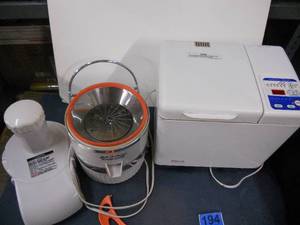 lot 194 image: Jack LaLannes Power Juicer and Regal BreadMaker