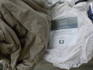 lot 17 image: Bed sheets