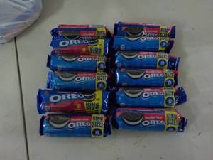 lot 318 image: Oreo Double Stuff King Size, 8 Cook...