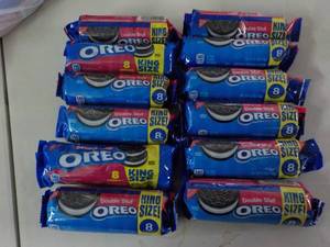 lot 320 image: Oreo Double Stuff King Size, 8 Cook...