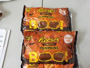 lot 326 image: Reeses Peanut Butter Pumpkin Snack...