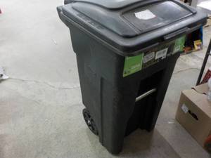 lot 23 image: Toter Garbage Can...
