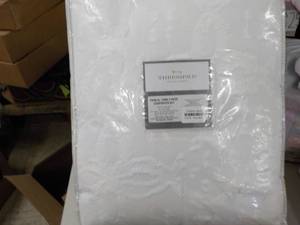 lot 34 image: Threshold TwinXL 2 pc Comforter Se...