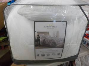 lot 35 image: Threshold King Size 8 piece Montval...