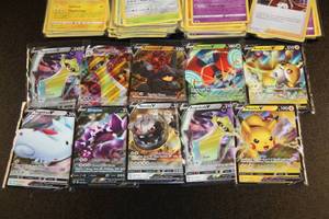 lot 28 image: 2020 Pokemon Vivid Voltage Lot