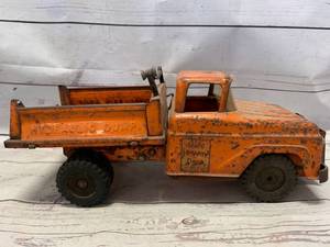 lot 71 image: Tonka 1950s State Highway Dept. 975 Hydraulic Dump Truck (these sell for close to $200)