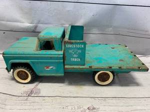 lot 72 image: Vintage 1960s Structo Livestock Stamped Steel Truck