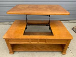 lot 118 image: Desk with Flip Up Top 44 Wide