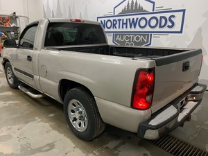 lot 4 image: 2006 Chevy Silverado -No Reserve-