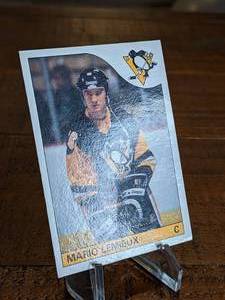 lot 52 image: 1985 Topps Mario Lemieux Rookie Hockey Card