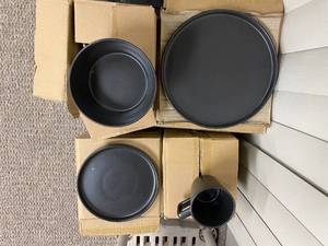 32-Piece Modern Black Matte Stoneware Dinnerware Set