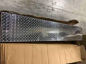 lot 25 image: Lund 70 in Diamond Plate Aluminum Full Size Crossbed Truck Tool Box with mounting hardware and keys included, Silver