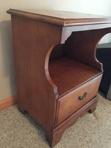 lot 33 image: Vintage Single Drawer End Table