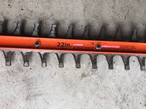 lot 104 image: Black and Decker 22 Inch Hedge Trimmer