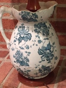 lot 30 image: Floral Vase Table Lamp