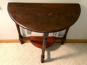 lot 15 image: Vintage Petite Accent Table