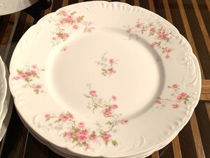lot 127 image: Theordore Haviland Limoge Plates (8)