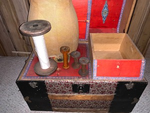 lot 132 image: Antique Dcorative Steamer Trunk and More