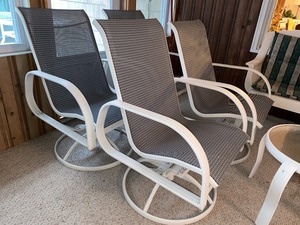 lot 130 image: Outdoor PatioDeck TableChairs and Umbrella