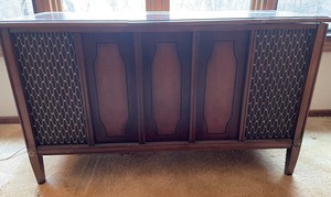 lot 6 image: Airline Solid State Cabinet with Radio and Turntable